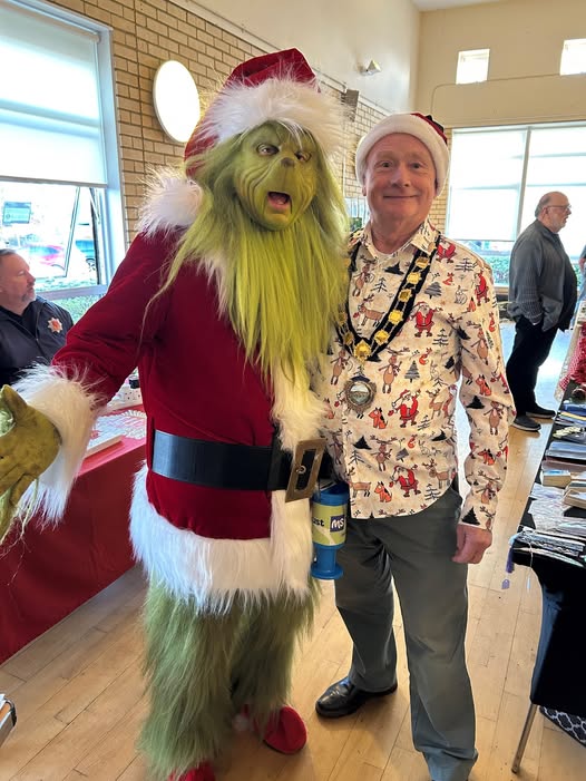 picture of the chairman and the grinch at christmas